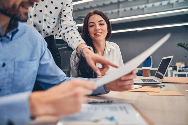 Wykresy finansowe i analizy ekonomiczne